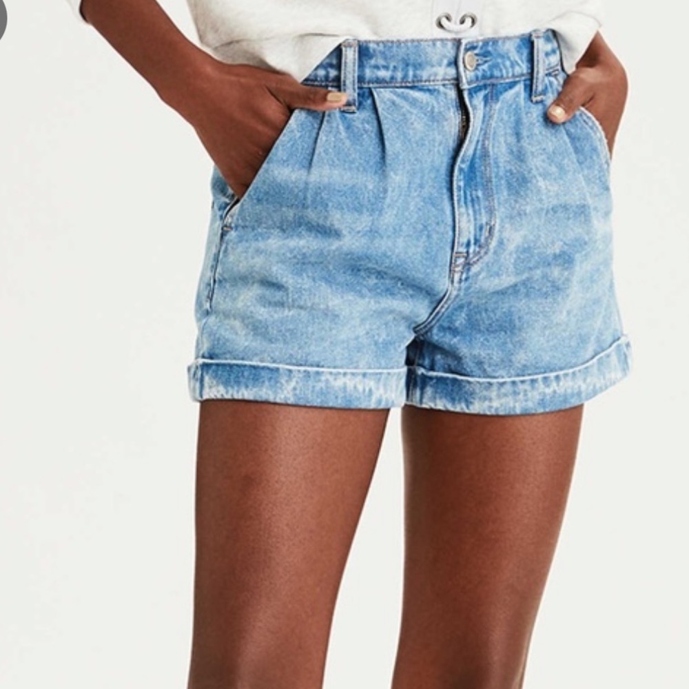 AE Pleated Light Wash Mom Short